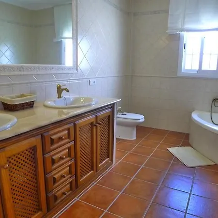 R1044 - Karina Villa Nerja